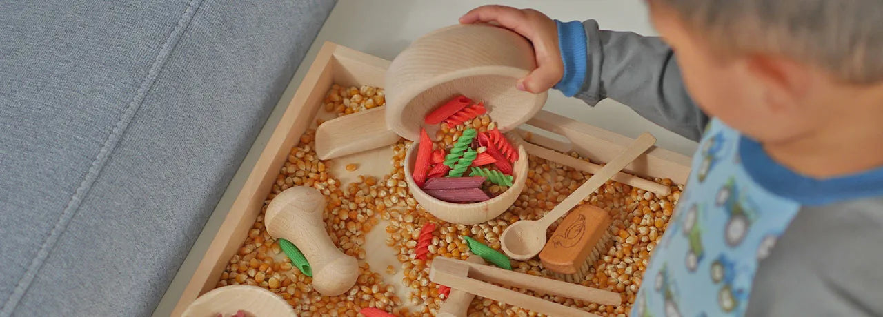 Kind spielt das Montessori Aktionstablett