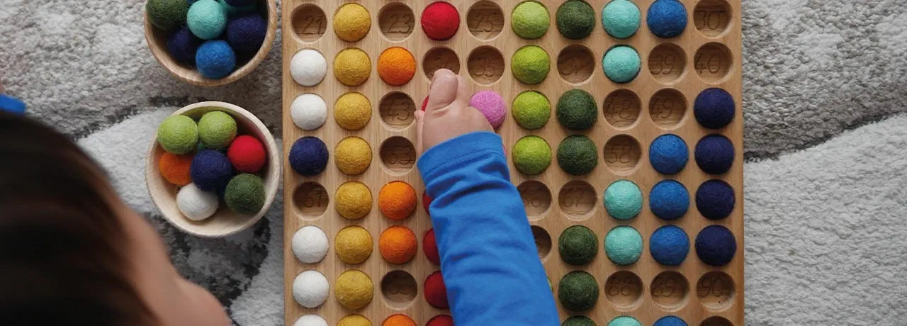 Kind spielt das Hunderterbrett - Header Slider