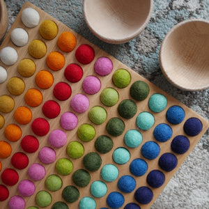 Hunderterbrett mit bunten Filzkugeln - gefüllt
