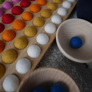 Hunderterbrett mit bunten Filzkugeln - Details