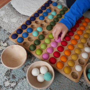 Hunderterbrett mit bunten Filzkugeln - schräg oben