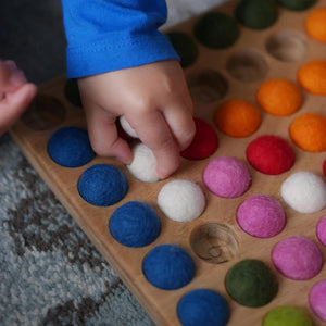 Hunderterbrett mit bunten Filzkugeln - Details
