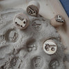 Sandstempel aus Holz mit Baustellenfahrzeugen, handgefertigt
