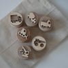Sandstempel aus Holz mit Baustellenfahrzeugen, handgefertigt