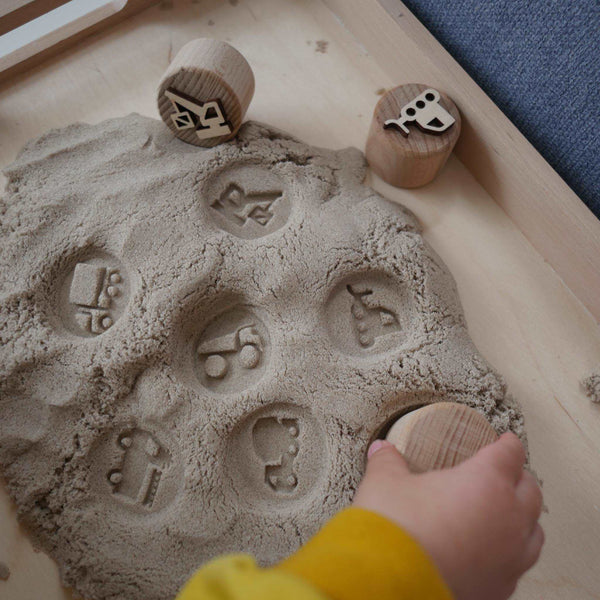 Sandstempel aus Holz mit Baustellenfahrzeugen, handgefertigt - Labyrinthkiste