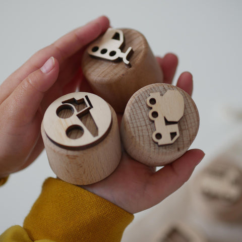 Sandstempel aus Holz mit Baustellenfahrzeugen, handgefertigt - Labyrinthkiste