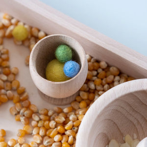 Becher mit Filzkugeln