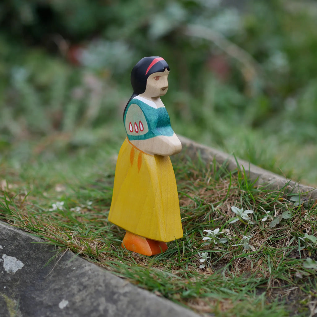 Schneewittchen Figur aus Holz, handgefertigt