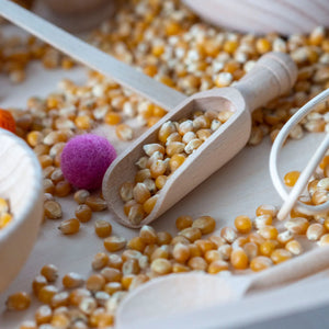 Schäufelchen aus Holz mit Mais