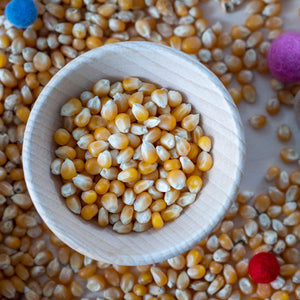 Schüssel aus Holz mit Mais