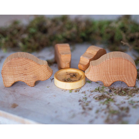 Schweinefamilie aus Holz von der Seite
