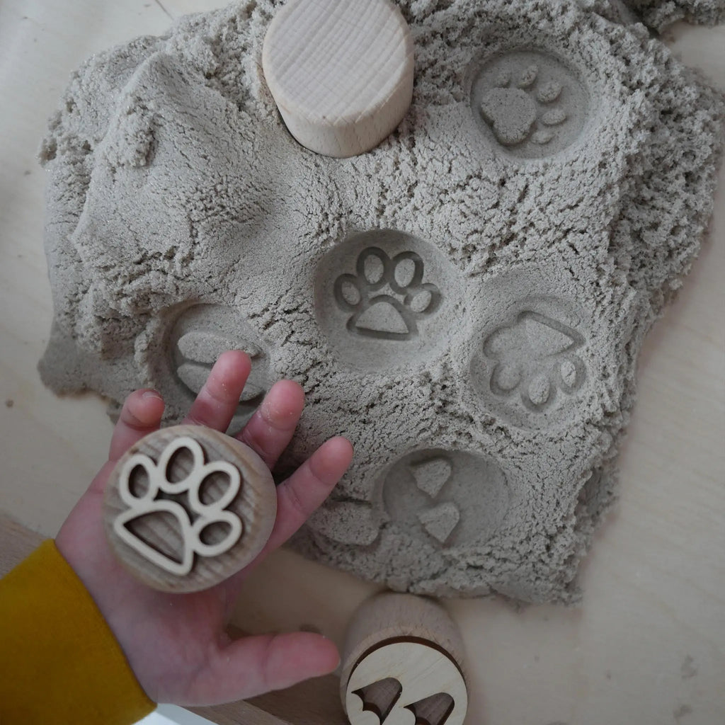 Sandstempel aus Holz mit Fußspuren von Tieren, handgefertigt
