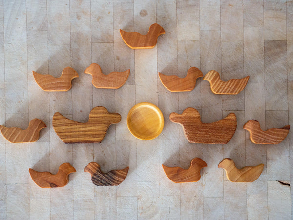 Entenfamilie aus Holz, handgefertigt