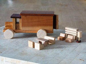 Umzugstransporter mit Möbelstücken aus Holz, handgefertigt - Labyrinthkiste